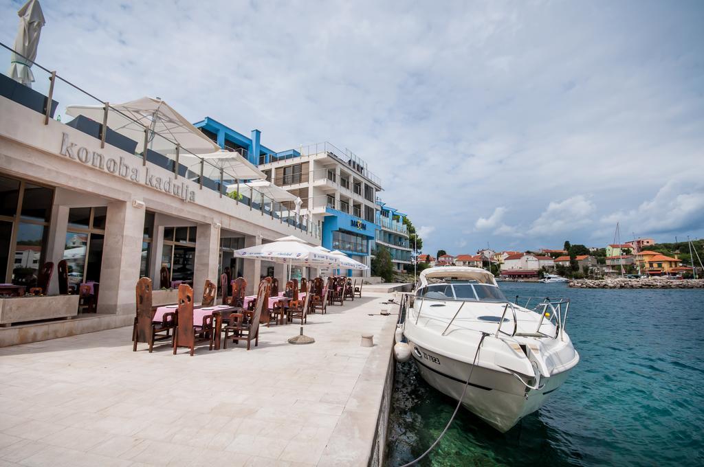 Hotel Maxim Божава Экстерьер фото