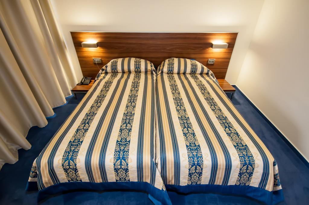 Hotel Maxim Божава Номер фото