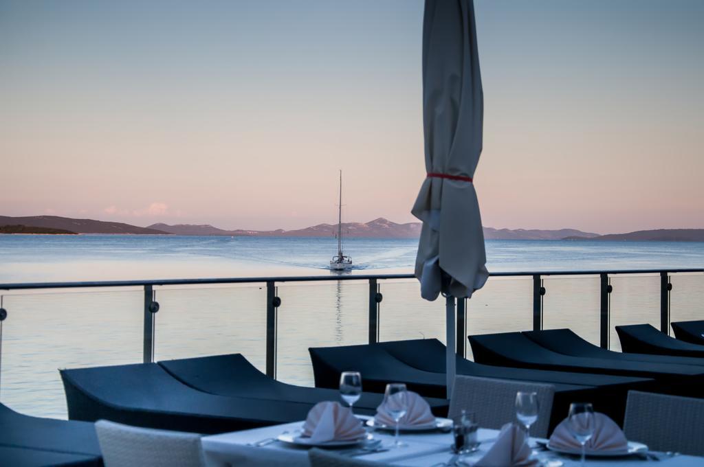 Hotel Maxim Божава Экстерьер фото