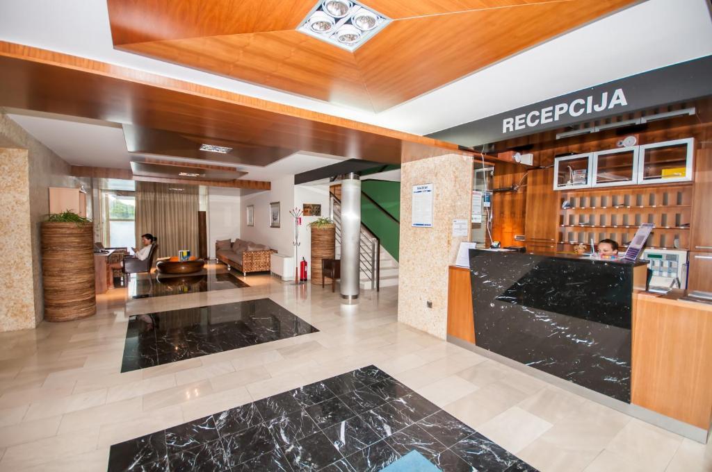 Hotel Maxim Божава Экстерьер фото