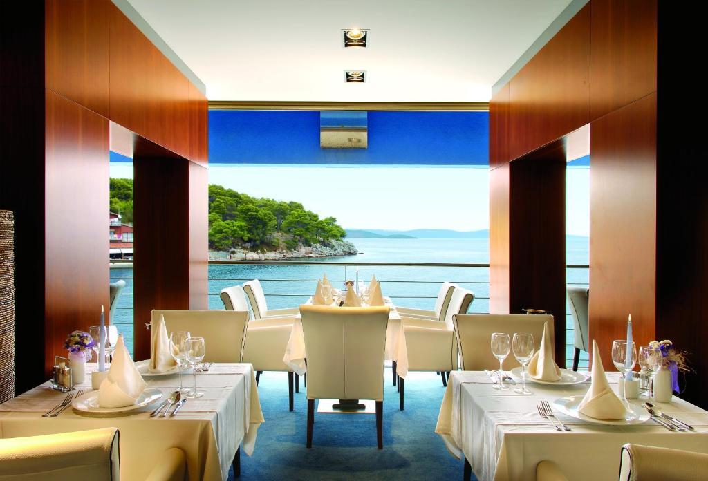 Hotel Maxim Божава Экстерьер фото