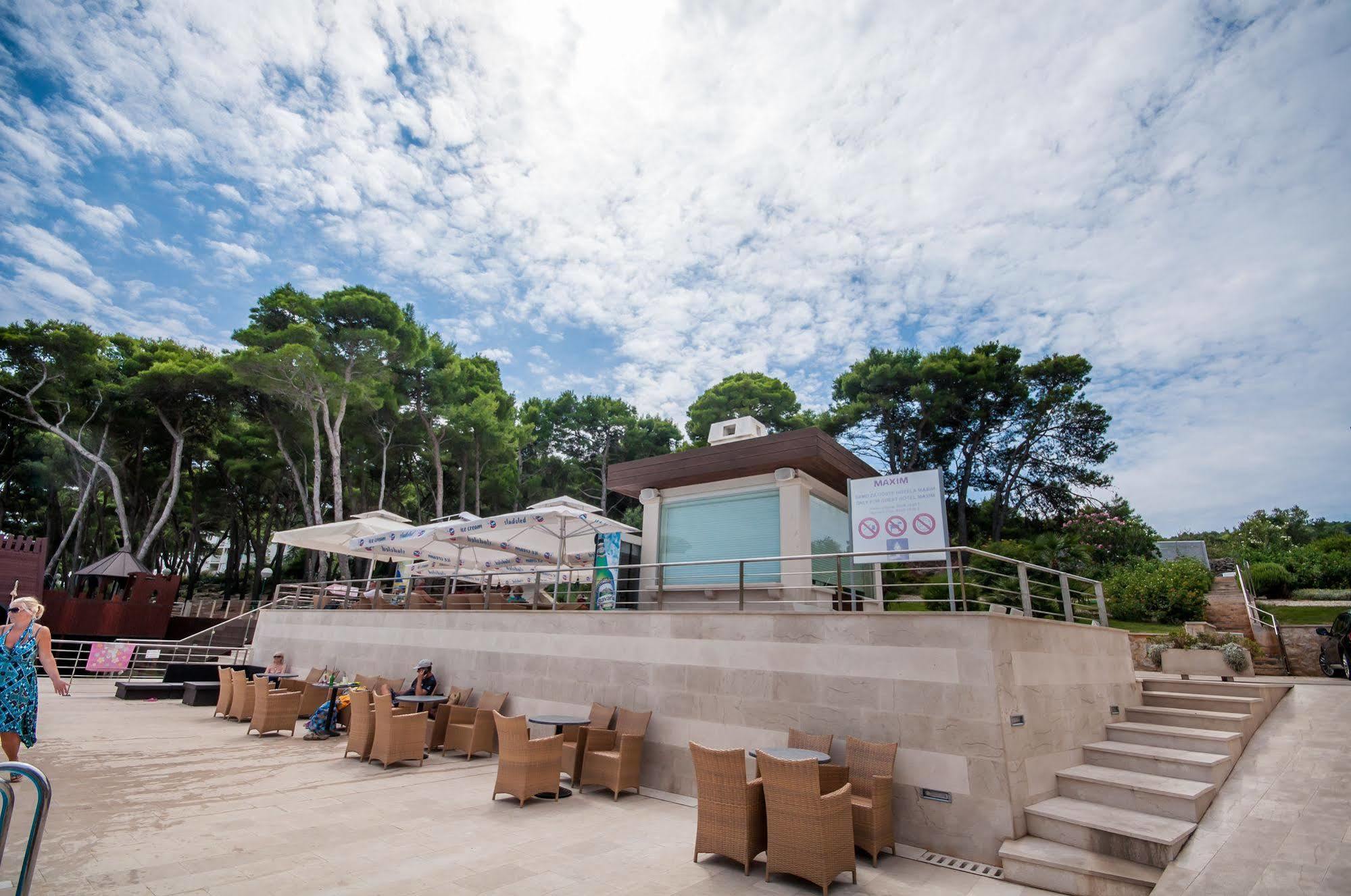 Hotel Maxim Божава Экстерьер фото