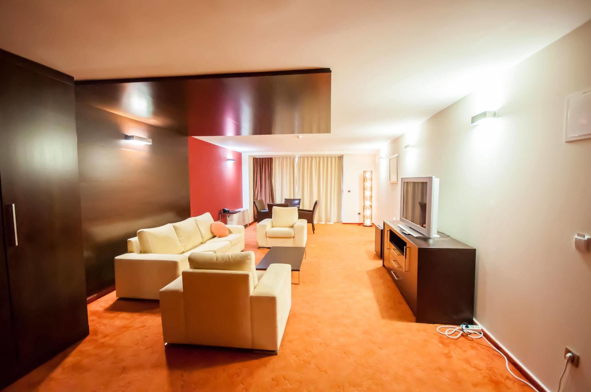 Hotel Maxim Божава Экстерьер фото